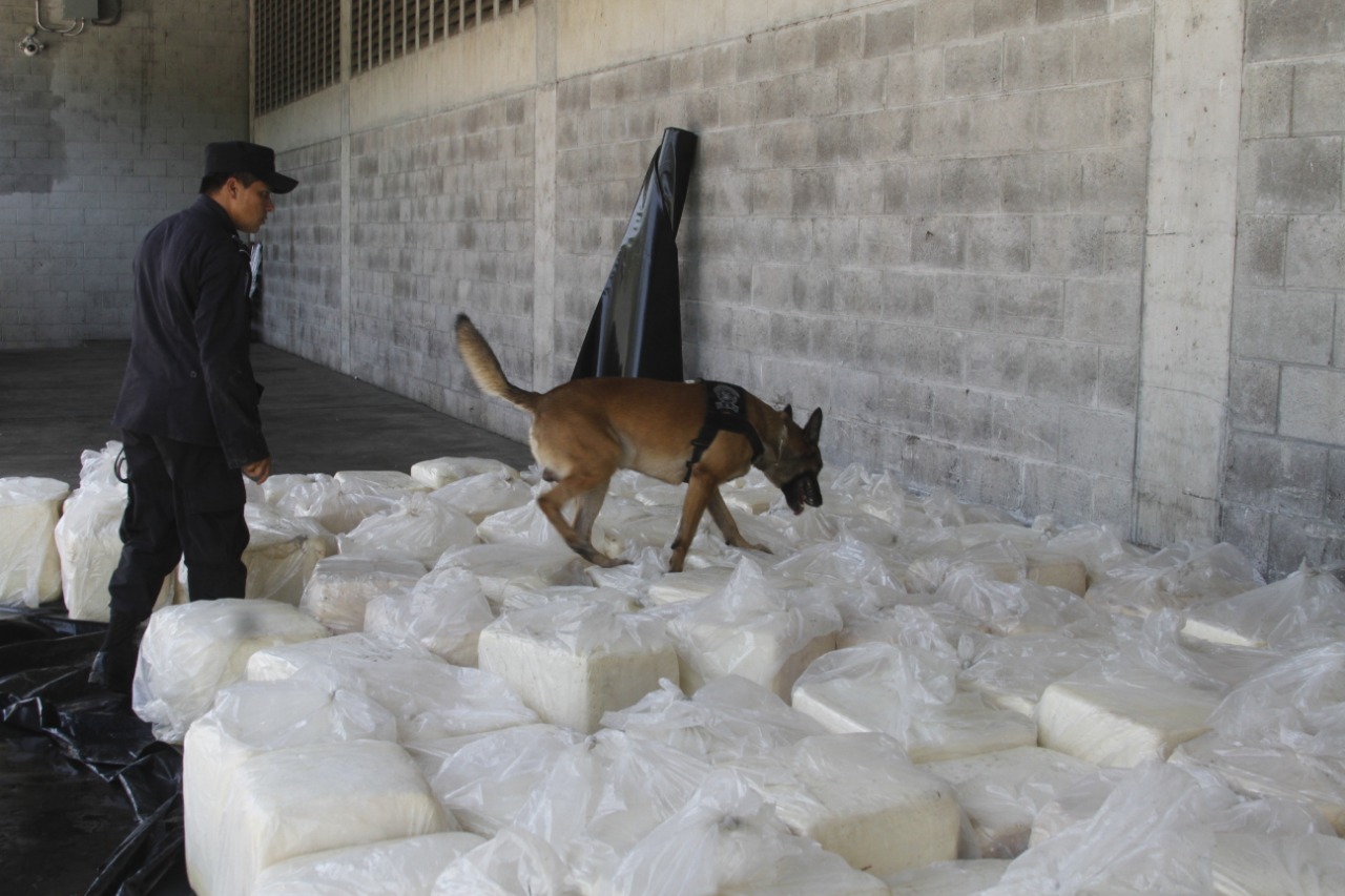 Ex presidente Funes acusa a familia de ministro de Agricultura de dirigir red de contrabando de queso